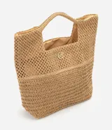 Cartera rectangular de Bossa Nossa confeccionada en fibra de papel con trama artesanal, calada y cerrada, de tono beige. Cuenta con asas integradas, forro interno de poliéster y detalle de aplique metálico frontal.