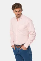 Camisa de hombre color celeste, de manga larga con presilla para enrollar, bolsillo en el pecho y confeccionada 100% en algodón.