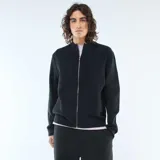 Cardigan de punto color negro con cuello alto y cierre frontal completo. Presenta puños y ruedo acanalados.