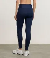 Calza legging deportiva azul marino de microfibra, con cintura ancha, bolsillos laterales y recorte en el bajo.
