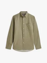Camisa de manga larga Tommy Hilfiger de corte regular, color verde militar, con cuello abotonado, cierre frontal de botones, bolsillo de parche en el pecho con el logo bordado de la marca y puños con botones.