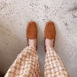 Mocasines de cuero color tostado, con punta cuadrada, costuras artesanales visibles y suela plana de goma.
