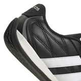 Championes urbanos Adidas modelo Groundpulse, color negro con las icónicas tres tiras laterales en blanco. Presentan un diseño inspirado en el automovilismo con costuras acolchadas en la puntera y laterales, suela de perfil bajo y logo de la marca en la lengüeta y el lateral de la suela.