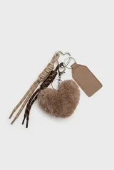 Llavero con dije de corazón de peluche, etiqueta de cuero sintético y cordones decorativos con nudos, unidos por una argolla metálica en forma de corazón.