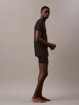 Pack de tres remeras negras de cuello redondo y manga corta, confeccionadas en algodón.