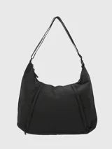 Bolso tipo hobo de color negro, diseñado para actividades deportivas como yoga o pilates. Cuenta con un compartimento especial para transportar un mat de yoga, cierre principal y bolsillos laterales con cierre.