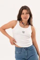 Musculosa blanca de rib 100% algodón con diseño ajustado y cuello redondo, que presenta un delicado bordado del logo JOSÉPHINE en el centro del pecho.