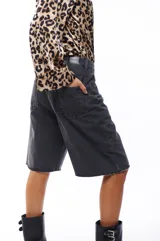 Bermuda de jean color gris oscuro, corte ancho y largo a la rodilla.