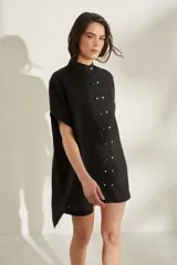 Vestido corto color beige de lino, con moldería amplia, manga corta, cuello mao y cierre frontal con botones dorados.
