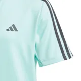 Remera de entrenamiento Adidas color celeste con tres tiras negras en los hombros y logo en el pecho.