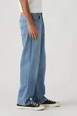 Pantalón de jean celeste, de corte recto y tiro medio.