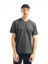 Remera de manga corta y cuello en V, color azul petróleo, confeccionada en algodón.