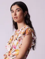 Vestido largo estampado de flores, marca Donna Ricco. Escote en V cruzado, mangas cortas con volados y lazo de ajuste en la cintura.