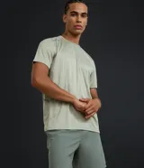 Remera deportiva Get Over de tecnología dry, color verde militar, con cuello redondo, mangas cortas, detalles reflectantes en los hombros y tejido de malla transpirable.