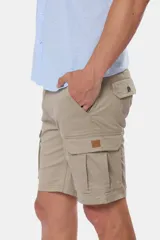 Bermuda cargo color beige, confeccionada en 98% algodón y 2% spandex, con múltiples bolsillos y corte recto.