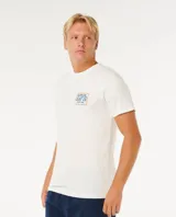 Remera Rip Curl de manga corta, color beige con estampa pequeña en el pecho y estampa grande en la espalda con diseño de surf, corte estándar.