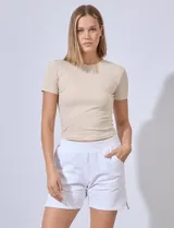 Short de algodón color rosa claro, con pretina ancha elastizada y bolsillos inclinados en la parte delantera.