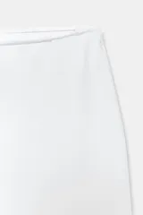Pantalón de algodón color blanco, con tiro medio, cintura elástica ajustable con cordón y pernera recta amplia.