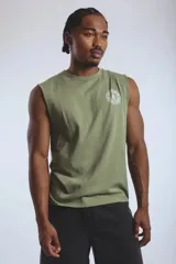 Musculosa Volcom color verde militar, con cuello redondo y estampa circular pequeña en el pecho.