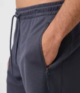 Bermuda deportiva Get Over color beige, confeccionada en poliéster con textura en relieve. Cuenta con cintura elástica con cordón ajustable, bolsillos laterales con cierre e incorporación de estampa localizada.
