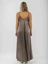 Vestido largo gris de breteles finos y escote en V, confeccionado en tela nacarada.