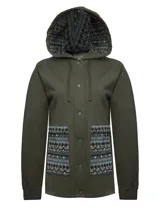 Buzo tipo campera de algodón orgánico color verde militar, con cierre frontal de botones a presión, capucha forrada con estampado étnico y bolsillos frontales con detalles de tejido aguayo multicolor.