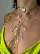 Gargantilla hecha a mano en bronce con forma de rama y perla de río barroca.
