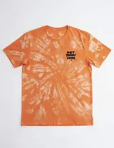 Remera de manga corta con efecto tie-dye en tonos naranja y blanco, con estampado tipográfico en el pecho.