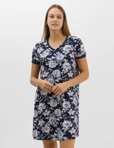 Camisón corto de corte recto y textura acanalada, color azul marino con estampado floreado en tonos celestes y blancos. Presenta mangas cortas y escote en V con aplicación de pequeños botones.