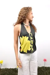 Top de cuello halter con estampado de rayas verticales en tonos granate, beige y mostaza. Confeccionado en tejido elástico, presenta un corte ajustado y diseño sin mangas.
