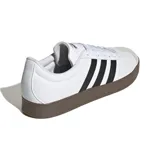 Championes Adidas VL Court Base para hombre, color blanco con detalles en negro y suela marrón. Confeccionados en cuero sintético con las tres tiras características de la marca en los laterales y puntera de gamuza.