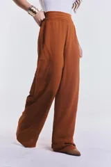Pantalón camel de pierna ancha y corte recto, con pretina elástica fruncida en la cintura.