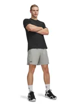 Short deportivo Under Armour Vanish Woven, color gris, con logo de la marca en la pierna derecha. Presenta un diseño ultraligero y transpirable con bolsillos laterales y cintura elástica.