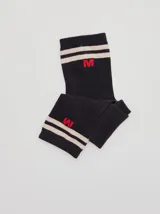 Medias de algodón negras con rayas horizontales color crema y logo de la marca en rojo.