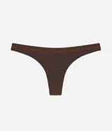 Bombacha de bikini básica de microfibra color marrón, con diseño cómodo y versátil, destacada por un sutil bordado localizado en contraste en el borde superior.