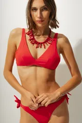 Top de bikini triangular color rojo, con breteles anchos y diseño liso.