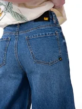 Pantalón de jean azul índigo de corte wide leg, tiro alto, diseño clásico de cinco bolsillos y cierre frontal con cremallera y botón.