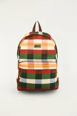 Mochila rectangular con estampado a cuadros multicolor, bolsillo frontal con cierre y tiras ajustables.
