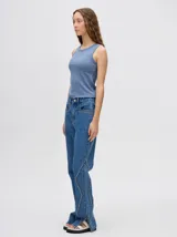 Musculosa de canalé color celeste, con diseño crop y pequeño logo bordado en el centro del pecho.