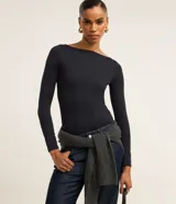 Blusa Cortelle de poliamida negra, de corte regular, con escote bote y mangas largas.