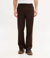 Pantalón de corte recto para hombre, color marrón, confeccionado en sarga. Cuenta con cintura con trabillas, cierre frontal tradicional y bolsillos laterales y traseros.