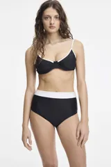 Conjunto de bikini negro con detalles en blanco, corpiño con aro y breteles finos y bombacha de tiro alto con cintura ancha.