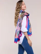 Pashmina rectangular de satén con acabado brillante y caída fluida, con un diseño de estampa gráfica multicolor en toda la superficie y terminaciones con dobladillo fino.