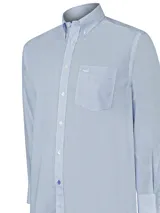 Camisa de manga larga RKF con estampado de rayas verticales finas en azul y blanco. Presenta cuello button-down, bolsillo en el pecho con logo bordado y puños con doble botón.