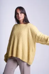 Sweater oversize tejido en punto trenzado color gris, con cuello redondo y mangas largas.