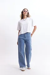 Remera de corte oversize y estilo cropped, confeccionada en algodón liviano. Presenta cuello redondo y mangas cortas, con un diseño holgado y relajado.