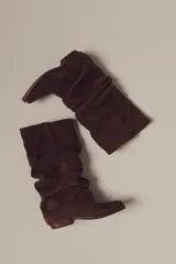 Bota de caña media confeccionada en gamuza color marrón, con diseño drapeado y taco cuadrado bajo.