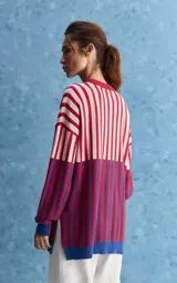 Sweater de tejido jacquard con rayas verticales en combinación de rojo, blanco y azul, de corte amplio, cuello redondo y mangas largas con puños en contraste.