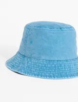 Gorro tipo bucket celeste de algodón con textura gastada.