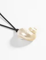 Collar con cordón negro ajustable y dije de concha natural.